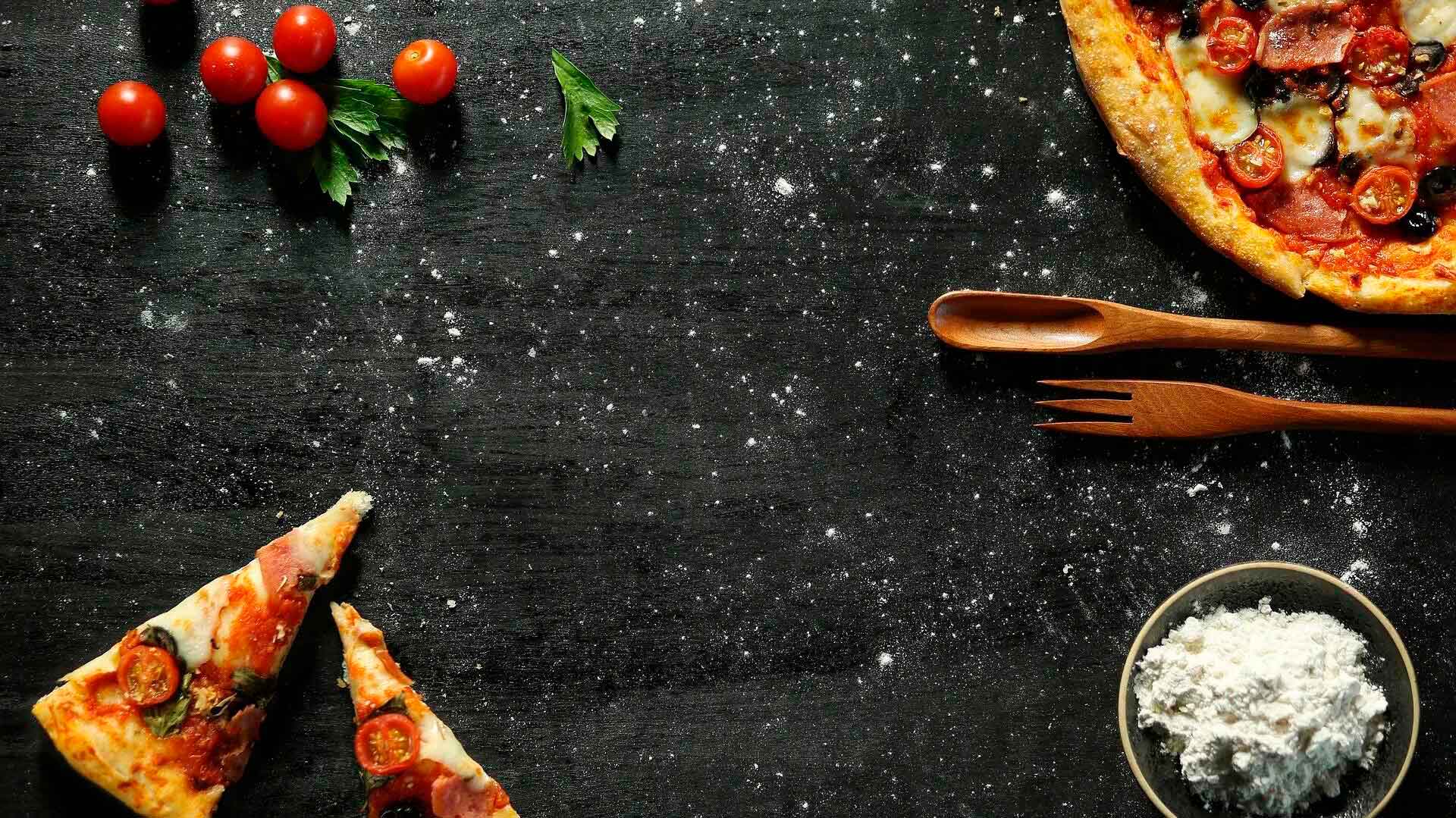 plan de travail avec pizza et ingrédients